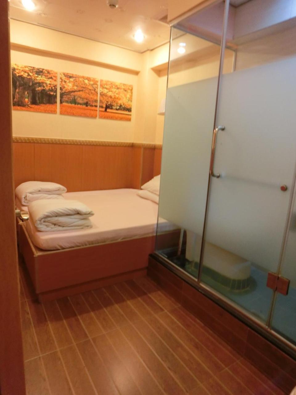 Just Inn On Nathan Road Гонконг Экстерьер фото