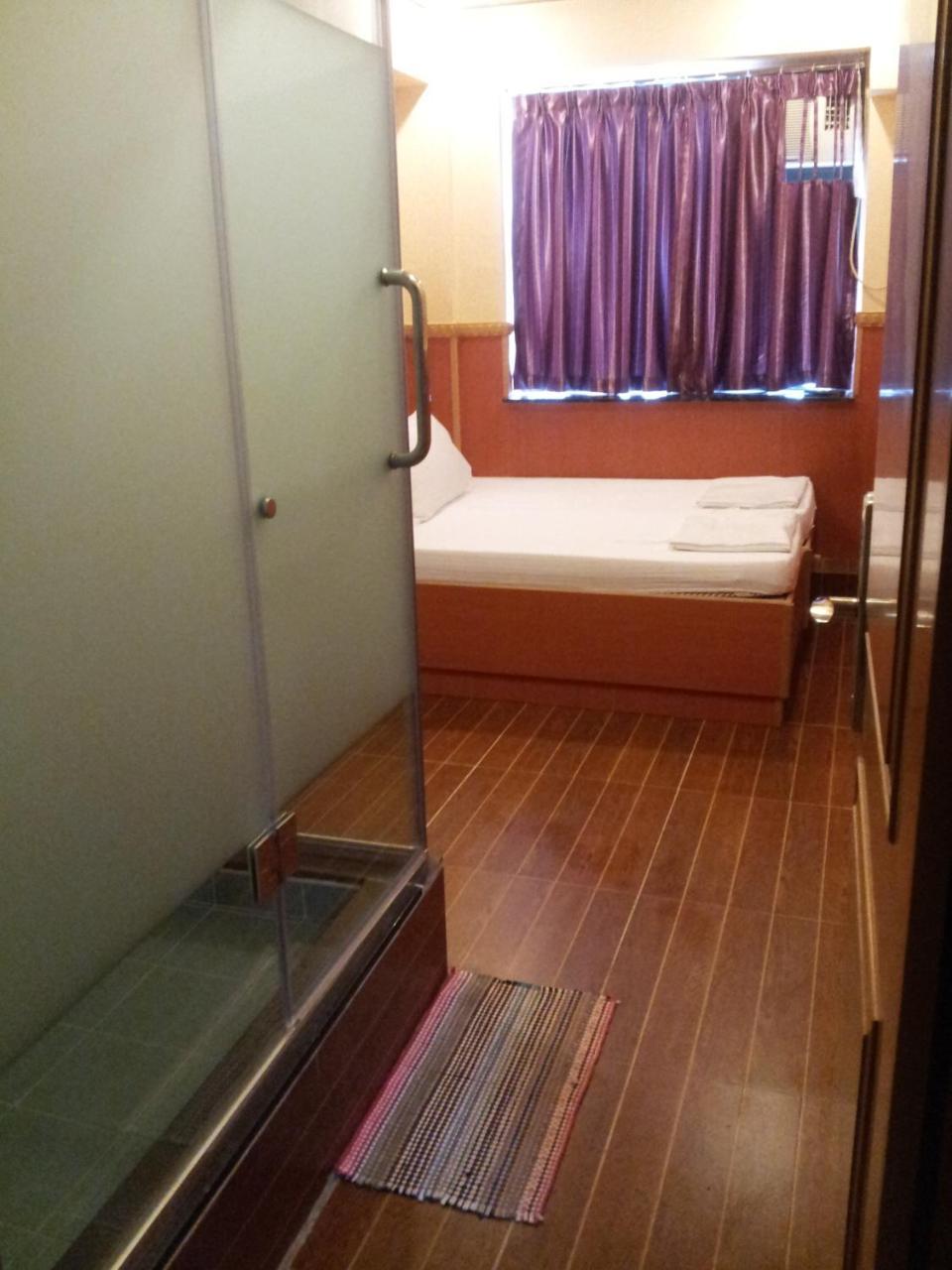 Just Inn On Nathan Road Гонконг Экстерьер фото